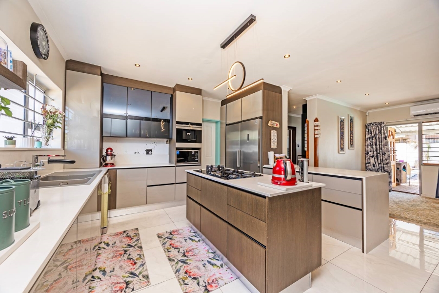 5 Bedroom Property for Sale in Panorama Western Cape